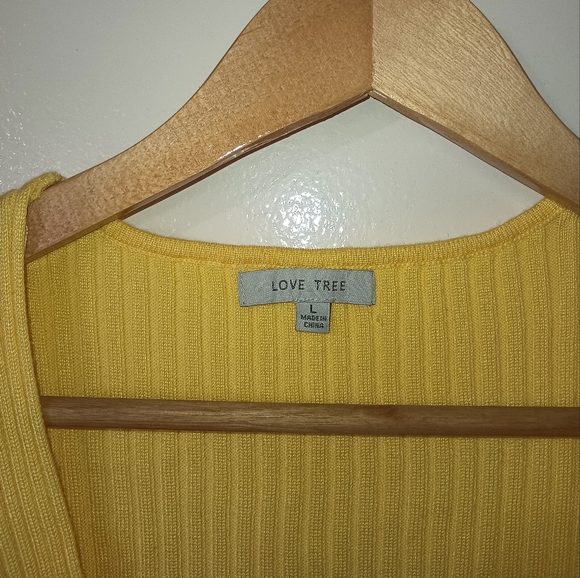 Twist Front Crop Top - Picture 4 of 4